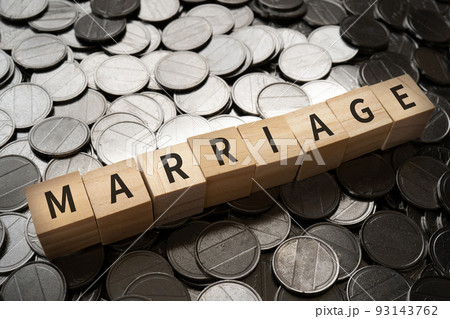 結婚のイメージ｜「MARRIAGE」と書かれたブロックとコイン 93143762