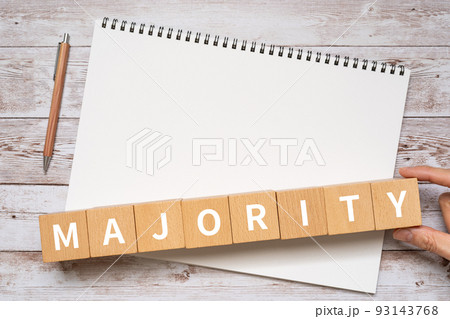 多数派・過半数のイメージ｜「MAJORITY」と書かれたブロック、ノート、ペン、手 93143768