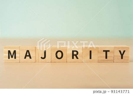 多数派・過半数のイメージ｜「MAJORITY」と書かれたブロック 93143771