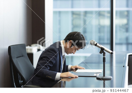 謝罪会見をするスーツの男性 ビジネスマン 謝罪会見をするスーツの男性 ビジネスマン 93144467