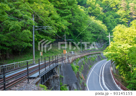 吾妻峡八ッ場駅付近 自転車型トロッコ列車線路 初夏の風景 吾妻峡八ッ場駅付近 自転車型トロッコ列車線路 初夏の風景 93145155