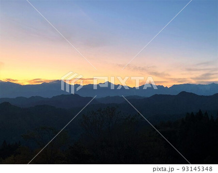 夕焼けの山 遠景の写真素材 [93145348] - PIXTA
