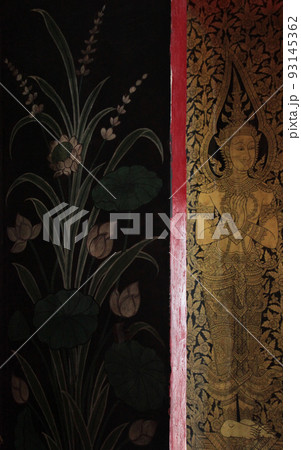 タイ・バンコクwat pho(ワット・ポー)礼拝堂入口の扉仏画と内部に描かれた聖花が美しい 93145362