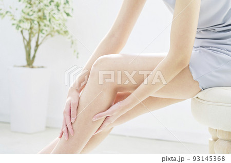 自宅でふくらはぎをケアをする女性 顔無し 自宅でふくらはぎをケアをする女性 顔無し 93145368