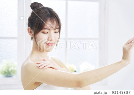 自宅で腕のケアをする女性 自宅で腕のケアをする女性 93145387