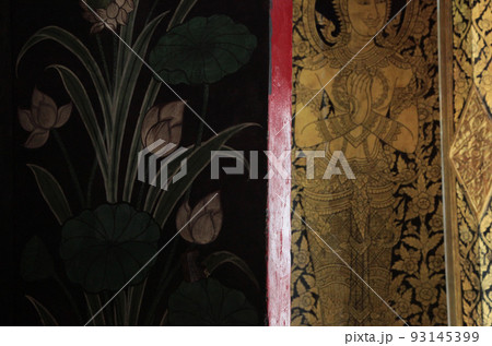 タイ・バンコクwat pho(ワット・ポー)礼拝堂入口の扉仏画と内部に描かれた聖花が美しい 93145399