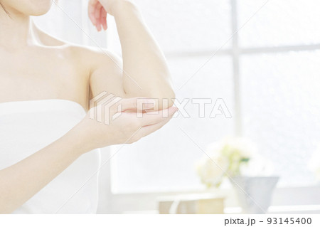 肘のケアをする女性　顔無し 93145400
