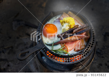 アウトドアでダッジオーブン料理　cast iron frying pan 93145622