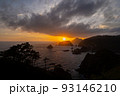 駿河湾の岩礁に沈む夕日 93146210