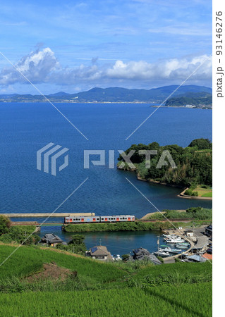 大村湾沿いを走る大村線列車 93146276