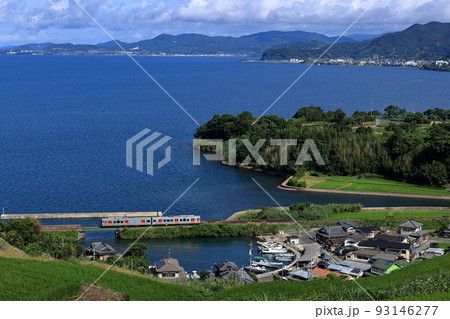 大村湾沿いを走る大村線列車 93146277