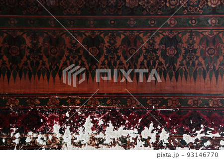 タイ・バンコクwat pho(ワット・ポー)礼拝堂内壁の装飾は風化して崩れかかっていても荘厳で美しい 93146770