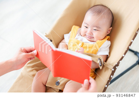 絵本の読み聞かせ 生後3ヶ月の笑顔の赤ちゃん 絵本の読み聞かせ 生後3ヶ月の笑顔の赤ちゃん 93146847