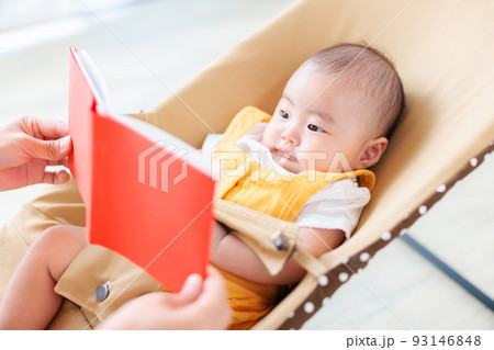 絵本の読み聞かせ 生後3ヶ月の赤ちゃん 絵本の読み聞かせ 生後3ヶ月の赤ちゃん 93146848