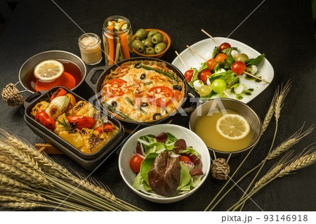 一般的なイタリア料理の数々　Variety of typical Italian dishes 93146918