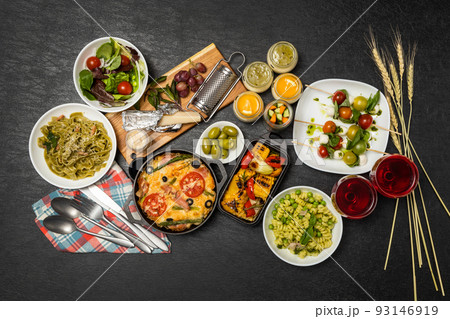 一般的なイタリア料理の数々　Variety of typical Italian dishes 93146919
