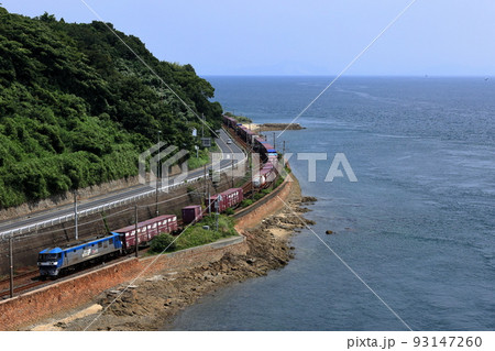 瀬戸内海沿いを走る山陽本線貨物列車 93147260