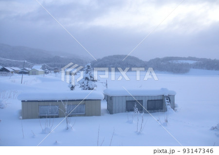 2021年12月、北海道の旭川駅から稚内駅までの宗谷本線の風景 93147346