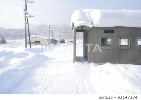 2021年12月、北海道の旭川駅から稚内駅までの宗谷本線の風景 93147374