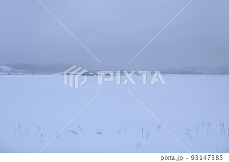 2021年12月、北海道の旭川駅から稚内駅までの宗谷本線の風景 93147385