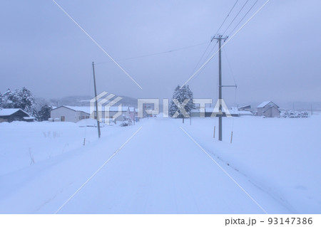 2021年12月、北海道の旭川駅から稚内駅までの宗谷本線の風景 93147386