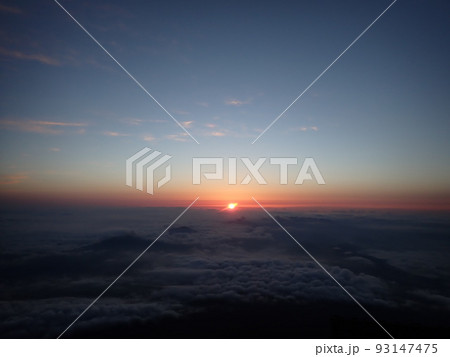 富士山　本八合目からのご来光 93147475