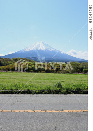 5月の県道71号富士宮鳴沢線から見た富士山 5月の県道71号富士宮鳴沢線から見た富士山 93147599