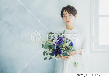 白いワンピースの女性 93147707