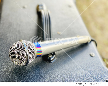 屋外のスピーカに乗せたマイク 93148602