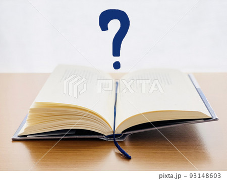 開いた本に挟んだ紐のしおりとクエスチョンマーク 93148603