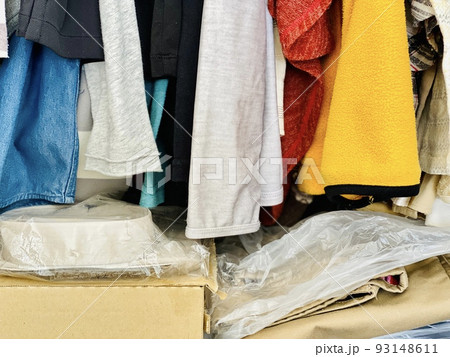 クローゼットの洋服下部アップ 93148611