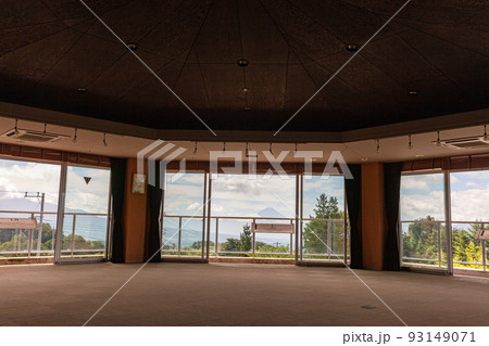三分一湧水館の展望ホールから見た富士山 三分一湧水館の展望ホールから見た富士山 93149071