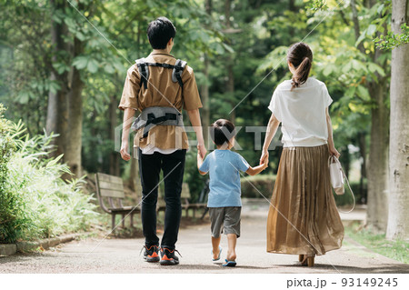 公園を散歩する家族・子育てファミリーイメージの写真素材 [93149245