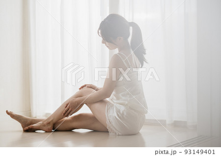 フットマッサージ・ボディケアをする女性 フットマッサージ・ボディケアをする女性 93149401