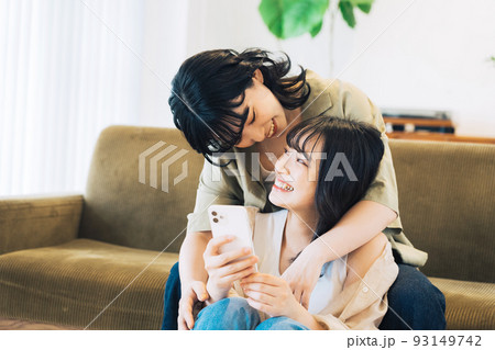 女性同士のパートナー 93149742