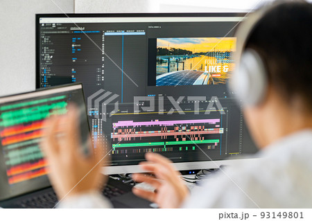 動画・映像クリエイター 男性　ノートパソコン　オーディオ編集　音声編集　ノイズ除去　ヘッドフォン 93149801