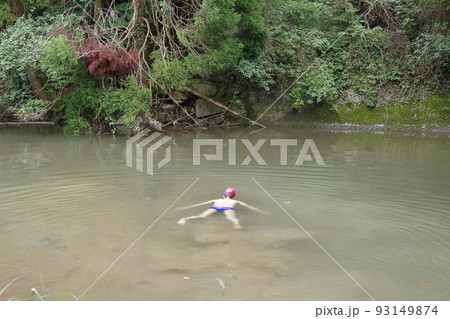 渓流で男子水遊び 渓流で男子水遊び 93149874