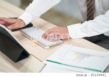 デスクワークをするビジネスマンの手元 デスクワークをするビジネスマンの手元 93149941