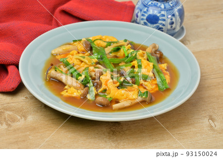 ニラ玉、にら玉、中華料理、おかず。ニラとシメジの卵とじ。 93150024