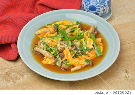ニラ玉、にら玉、中華料理、おかず。ニラとシメジの卵とじ。 93150025