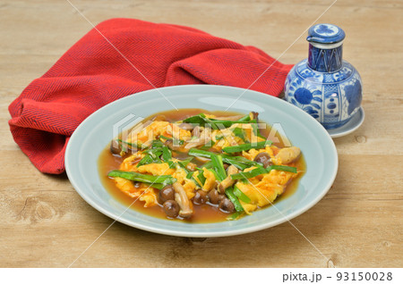 ニラ玉、にら玉、中華料理、おかず。ニラとシメジの卵とじ。 93150028