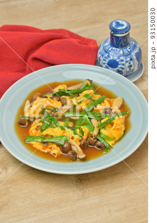 ニラ玉、にら玉、中華料理、おかず。ニラとシメジの卵とじ。 93150030
