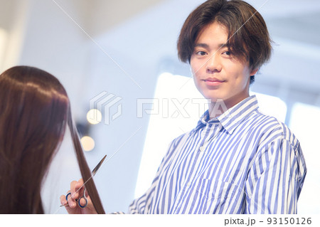 美容室でお客の髪をカットする男性ヘアスタイリスト 美容室でお客の髪をカットする男性ヘアスタイリスト 93150126