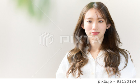 笑顔で視線を向けるロングヘアの女性 笑顔で視線を向けるロングヘアの女性 93150134