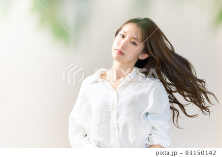カメラに視線を向けるロングヘアの女性 93150142