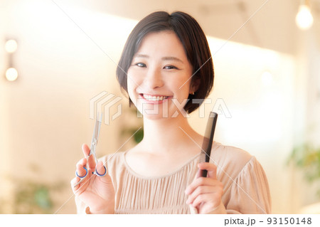 笑顔で視線を向けるヘアスタイリスト 笑顔で視線を向けるヘアスタイリスト 93150148