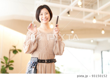 笑顔で視線を向けるヘアスタイリスト 笑顔で視線を向けるヘアスタイリスト 93150152