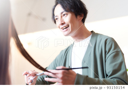 美容室でお客の髪をカットする男性ヘアスタイリスト 美容室でお客の髪をカットする男性ヘアスタイリスト 93150154