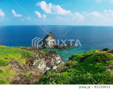 夏の石垣島　神が降臨する聖地の御神崎からふちぶい岩を望む 93150653
