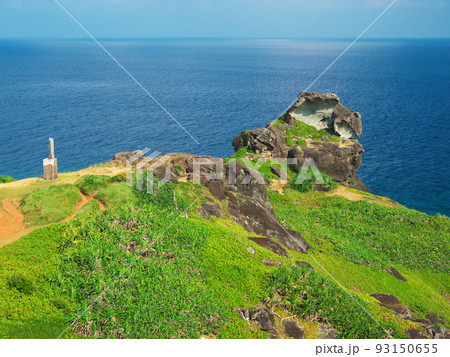 夏の石垣島　神が降臨する聖地の御神崎の南無観世音菩薩像 93150655